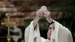 Ferenc pápa a húsvéti szentmisén a vatikáni Szent Péter-bazilikában 2021. április 4-én