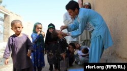 ارشیف، په کندهار کې ماشومانو ته د واکسین د تطبیق یو انځور