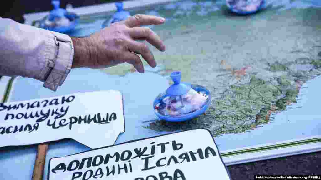 Rusiyeniñ Kyiv elçihanesi ögünde #ErvinQayda aktsiyası. Bu sefer faaller Qırımda hırsızlanğan ve ğayıp olğan insanlarnıñ tuvğanları ne is etkenini ikâye etti. 2017 senesi sentâbrniñ 27-si