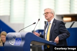 Дебати в Європарламенті про «забезпечення відповідальності та правосуддя у відповідь на постійні напади Росії на цивільне населення в Україні». Виступає німецький євродепутат Міхаель Галер. Страсбург, Франція, 28 квітня 2026 року