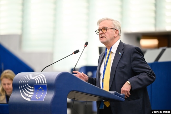 Дебати в Європарламенті про «забезпечення відповідальності та правосуддя у відповідь на постійні напади Росії на цивільне населення в Україні». Виступає німецький євродепутат Міхаель Галер. Страсбург, Франція, 28 квітня 2026 року