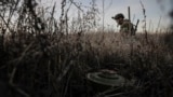 Житель Константиновки возле разрушенного российским авиаударом дома, в котором под завалами ищут его мать. 8 мая 2025 года