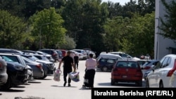 Familjarë të pacientëve jashtë Klinikës së Pediatrisë.