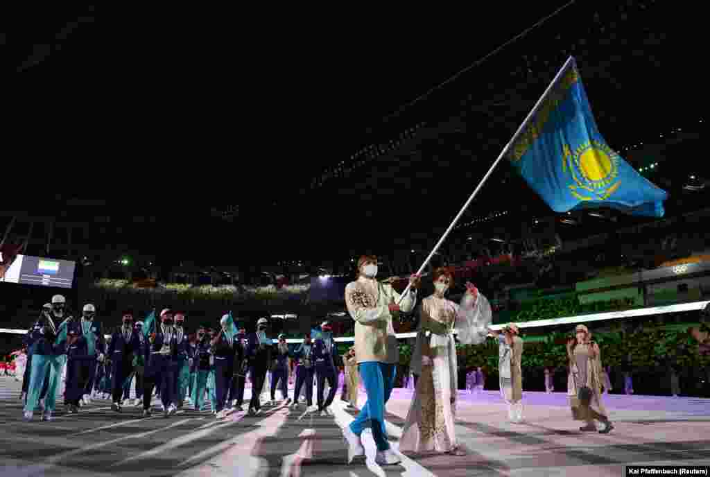 Знаменосцами казахстанской сборной были легкоатлетка Ольга Рыпакова и боксер Камшыбек Конакбаев