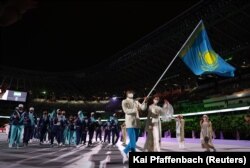 Олимпийская сборная Казахстана на церемонии открытия Олимпиады-2020 в Токио. 23 июля 2021 года