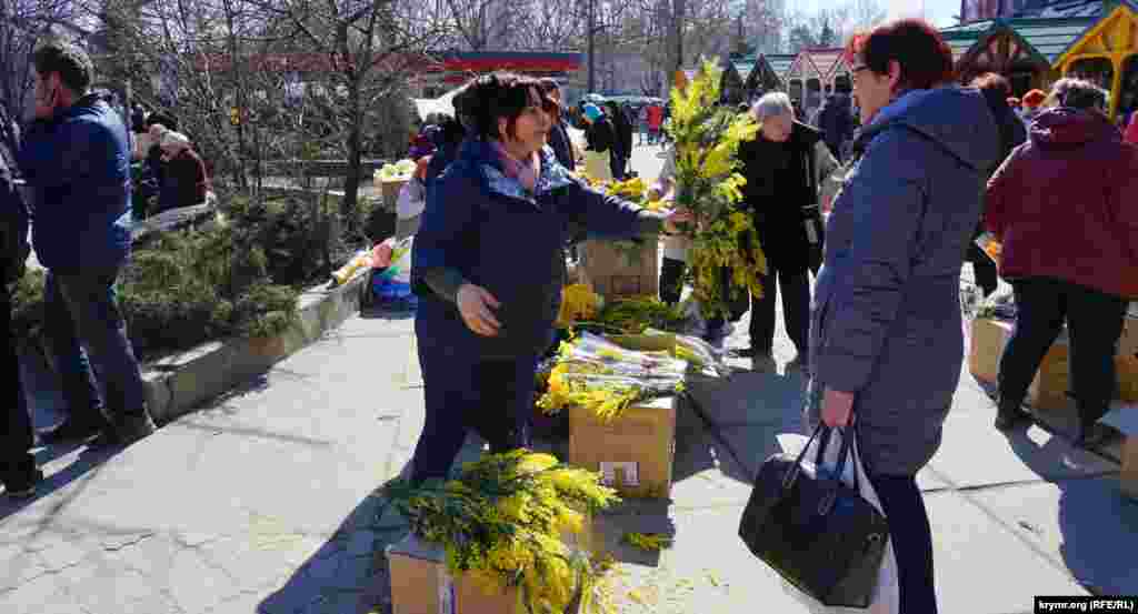 8 березня вулиці Криму заполонили торговельні точки, які продавали квіти. Як і в попередні роки, напередодні свята активізувався стихійний продаж квітів