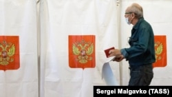 Чоловік під час голосування на так званих виборах до Державної Думи РФ на виборчій дільниці №99, окупований Севастополь, вересень 2021 року