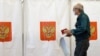 Мужчина во время голосования на российских выборах в Севастополе, 19 сентября 2021 