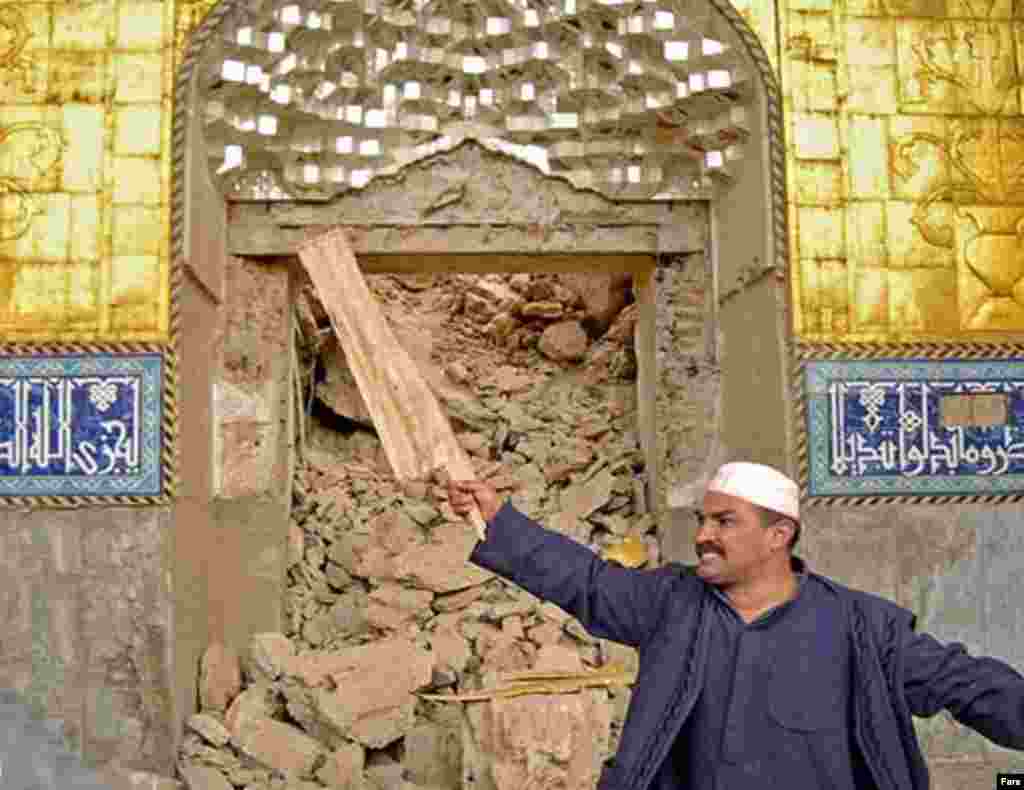 A Samarra man visits the mosque shortly after the June 13 attack (Fars) - The second shrine in the complex marks the place where Shi'a believe Imam al-Mahdi (b. 868), the 12th and final imam, went into hiding.