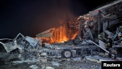 Sedište poslovne zgrade u plamenu pošto što je pogođeno u ruskom raketnom napadu u Harkivu, 13. januar 2026.