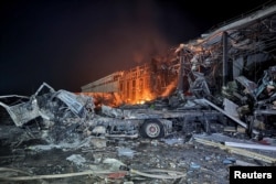 Наслідки російського удару по Харківському інноваційному терміналу «Нової пошти». Загинули двоє працівників сортувального центру та двоє водіїв партнера-експедитора