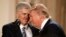 Donald Trump și Neil Gorsuch (stânga)