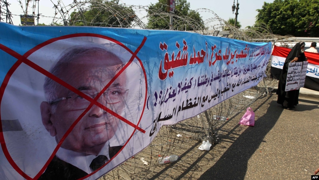 پوستر مخالفان احمد شفیق، نخست وزیر دولت سابق مصر