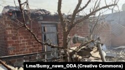 საილუსტრაციო ფოტო არქივიდან. რუსეთის ჯარების შეტევის შედეგად განადგურებული სახლი უკრაინის სუმის ოლქში