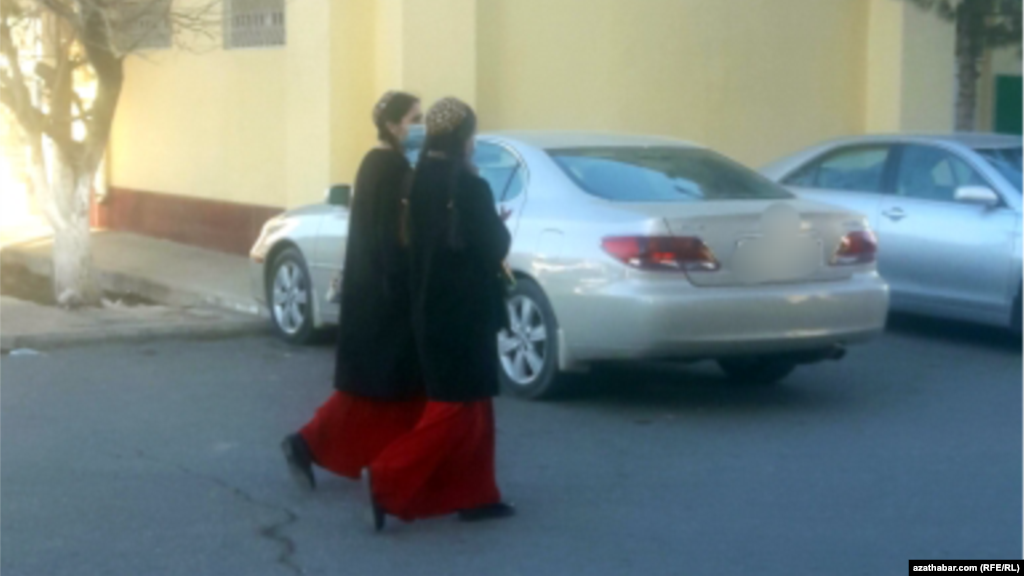 Aşgabat. Student gyzlar geýnişinden belli, sebäbi hemmesi &#39;bir almany iki bölen ýaly&#39; meňzeş geýinmeli. Ýanwar, 2021.
