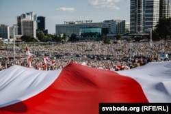 Сотні тысяч людзей зь бел-чырвона-белымі сьцягамі прыйшлі да стэлы «Менск - горад-герой» падчас «Маршу свабоды» 16 жніўня 2020 году