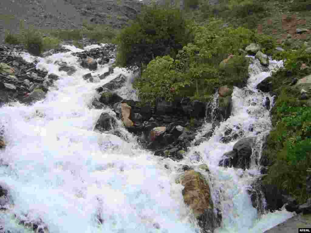 Tajikistan -- Pamir Mountain scene, 12aug2006 - A small river in Ishkashim in the Tajik section of the Pamir Mountains; copyright: Tajik Service (photo taken by RFE/RL Tajik Service correspondent on 12aug2006