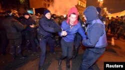 Украина -- Киевехь демонстрант лоцуш бу полисхой, Чилл. 19, 2017.
