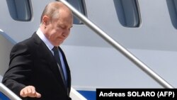 Президент России Владимир Путин сходит с трапа самолета