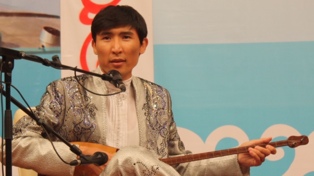 Порно жұлдыздың порно түсірілімінің шымылдығы Тори Блэк бұл бірінші адам порносында елеулі трахаеттік әрекетті алады