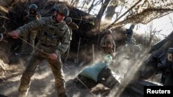 Эпизод боевых действий: украинские артиллеристы ведут огонь из гаубицы по российским войскам (фотоархив)