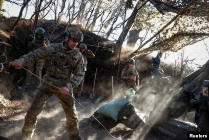 Soldiers shooting an obus M777 into Russian troops in the Donjeck region on April 20th.