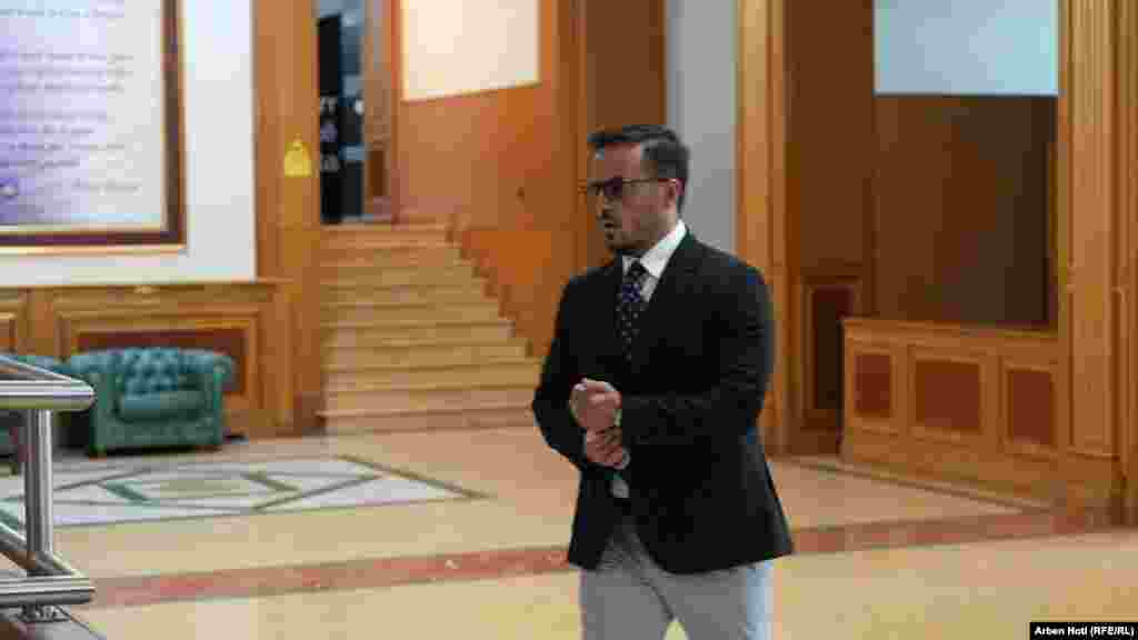 Deputeti i LVV-së, Alban Bajrami, duke hyrë në sallën plenare mëngjesin e 28 prillit. 