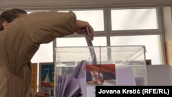 Detalj sa glasanja na parlamentarnim izborima u Novom Sadu, 25.10.2026.