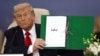 Президент США Дональд Трамп із підписаною угодою щодо припинення війни в Секторі Гази, саміт світових лідерів у Шарм-еш-Шейху, Єгипет, 13 жовтня 2025 року