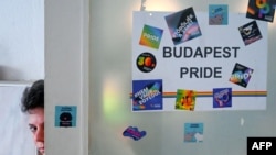 O organizatoare a marșului surprinsă de fotograful AFP în timpul pregătirilor, pe 30 mai 2025.