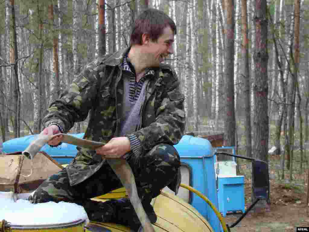 Ukraine -- Birch juice, Chernigiv region, 13Apr2010 - березовий сік