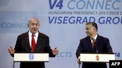 Віктор Орбан (справа) та Біньямін Нетаньягу на прес-конференції, 19 липня 2017