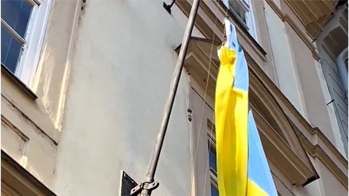 В Чехії зняли український прапор з будівлі парламенту (відео)