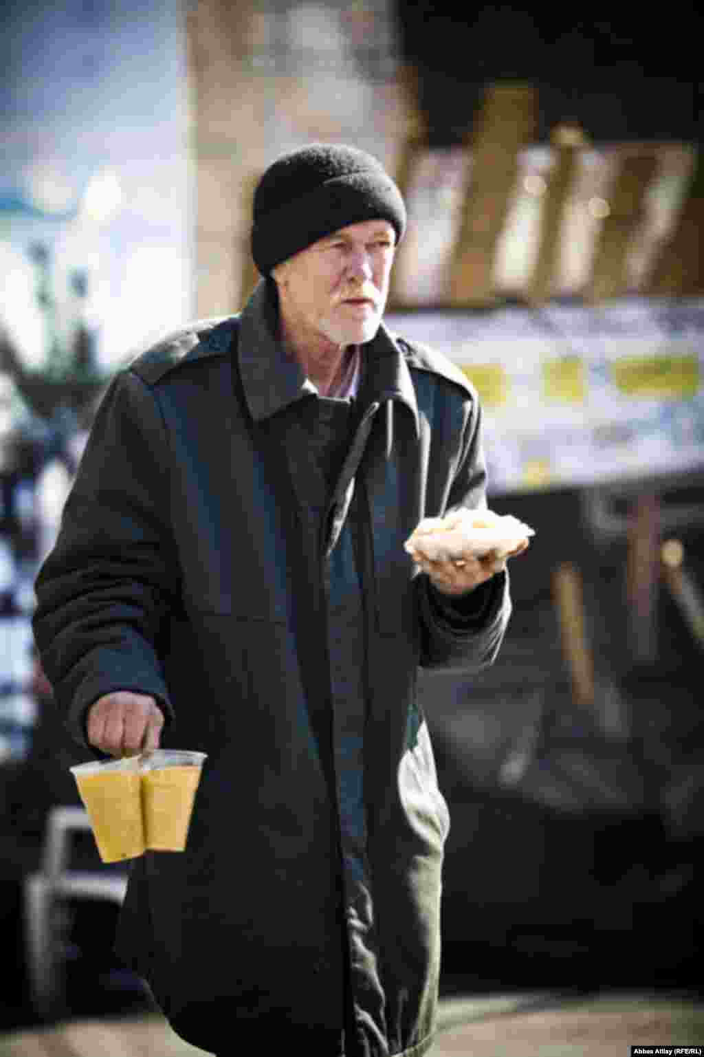 Nahar vaxtı yaşlı dirənişçi.