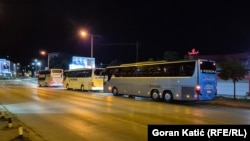 Autobusi spremni za polazak na sahranu Ratku Mladiću, Banja Luka, 7. septembar 2026.