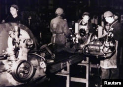 «Остарбайтери» під час роботи на головному заводі німецького автовиробника Volkswagen. Reuters