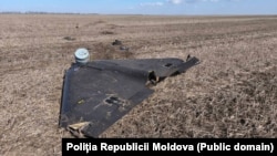 Imagine difuzată de Inspectoratul General al Poliției din R. Moldova, înfățișând o dronă căzută pe un câmp, în apropierea satului Tudora din raionul Ștefan Vodă, pe 17 martie 2025