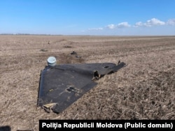O dronă depistată în satul Tudora, raionul Ştefan Vodǎ, la aproximativ 500 de metri de linia de frontieră. Potrivit Poliției, aceasta conținea un dispozitiv explozibil. 17 martie 2026