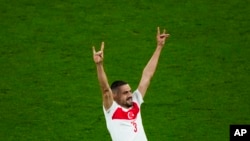 Мерих Демирал демонстрирует "волчий салют" во время матча против сборной Австрии на Евро-2024