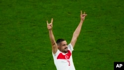 Мерих Демирал демонстрирует «волчий салют» во время матча против сборной Австрии на Евро-2024.