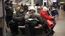 Locuitori din Kiev se adăpostesc într-o stație de metrou în timpul unei alarme aeriene pe 31 decembrie.