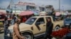 Боевики «Талибана» проезжают на автомобиле вдоль оживленной торговой улицы в Кабуле. 17 августа 2021 года