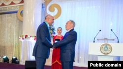 Феттах Таминдже получает награду из рук Нурсултана Назарбаева. 16 июля 2014 года.