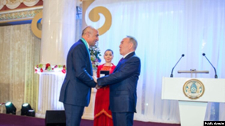 Феттах Таминдже получает награду из рук Нурсултана Назарбаева. 16 июля 2014 года.