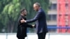 Cancelarul german Friedrich Merz (dreapta) primindu-l pe președintele ucrainean Volodimir Zelenski la Berlin, pe 13 august 2025. 
