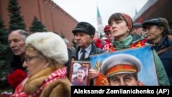 Crveni trg, kod Staljinovog groba