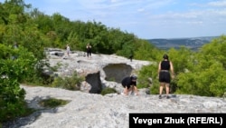 Туристки карабкаются по гладким скалам