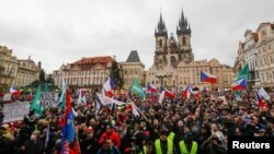 Протипандемічні обмеження набридли багатьом у Чехії, і на акції протесту багато хто демонстративно збирається юрбами й без захисних масок, але наразі ситуація в країні тільки погіршується (на фото акція протесту в Празі 10 січня 2021 року)