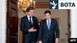 Shefi i NATO-s, Mark Rutte (majtas) flet me sekretarin e Shtetit të SHBA-së, Marco Rubio, në Shtëpinë e Bardhë në Uashington më 8 prill.
