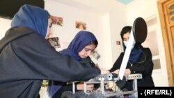 سه تن از دختران عضو تیم رباتیک افغانستان 